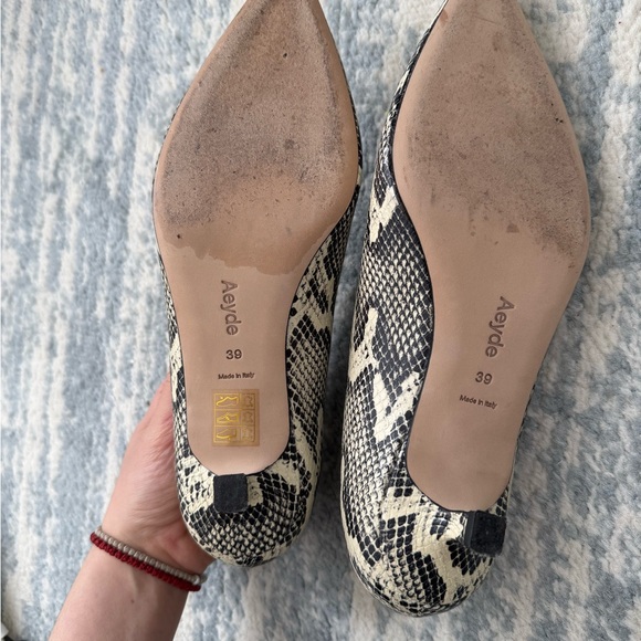 Aeyde Women’s Clara Pointed Pumps - Picture 3 of 7